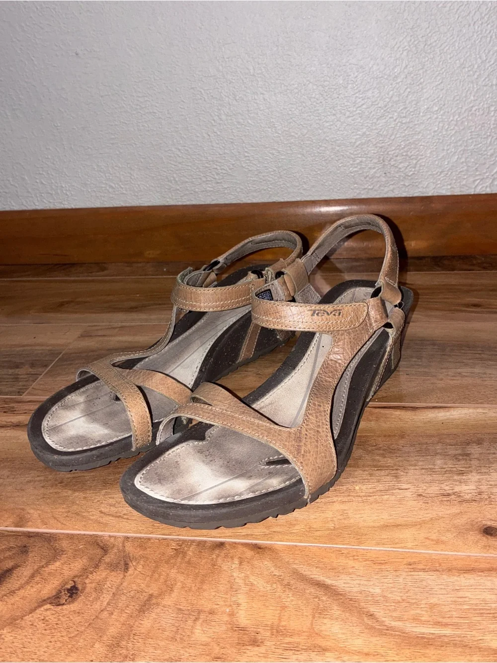 Teva Cabrillo Women’s Strap Wedge Tan Leather Sandals - size 9